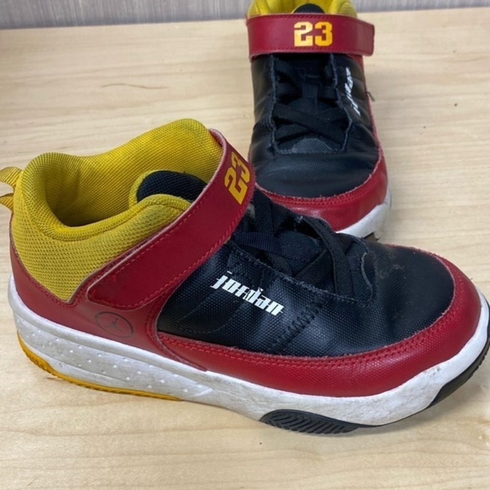 NIKE AIR JORDAN MAX‎ AURA 3 kids black, yellow & red size 2Y